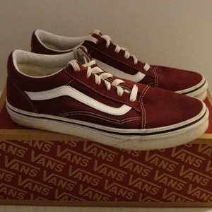 Vans skor - Hej! Jag säljer skorna pga att dem är för små. Skorna är använd ett fåtal gånger, är som nyskick. Finns små spår av smuts på skorna (se bild). Jag köpte skorna i början av sommaren. Köparen står för frakten💕