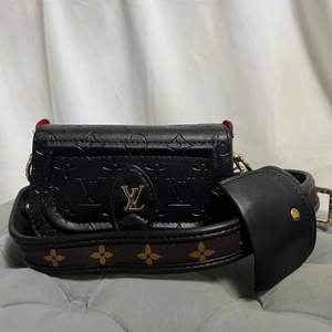 Oanvänd Louis Vuitton väska, bra kopia. Justerbar axelband. (Spårbar fraktkostnad tillkommer)✨