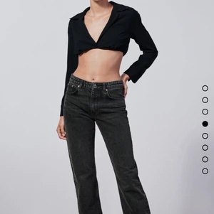 Zaras mid waist straight jeans  - Söker dessa jätte jätte fina jeansen från zara, använda 1 gång och säljer pågrund av att dom är för stora, men kan inte lämna tillbaka dom för jag har slängt kvittot och lapparna. Köpta för 400kr och säljer dom för 200kr🤩🥰 Dom är även ganska svåra att få tag i eftersom storlekarna tar slut hela tiden.