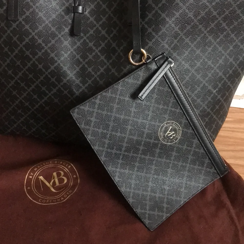 By Malene Birger väska i modell Abi Tote, färg grå/svart. Medföljande tygväska, och liten handväska/smyckesbag. Mint contition. . Väskor.
