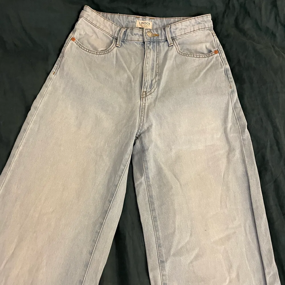 Blåa jeans, storlek 36, från Lindex, passar er som är ganska långa! Inte använda så mycket. Jeans & Byxor.