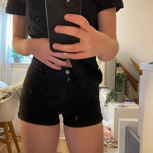 Jeanshorts - Jättefina svarta jeanshorts i bra skick🤍