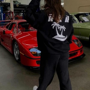 Ru&Rocka Sweatshirt - Svart sweatshirt från Ru&Rocka med jättesnyggt tryck!! (Dem första två bilderna är lånade). Säljer för har en likadan i grönt som jag använder mer:) Köptes för ca 600 kronor