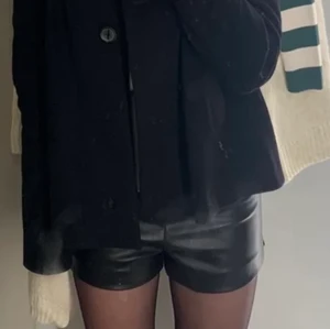 Skinnshorts  - Säljer dessa jättesnygga skinnshorts från HM!😍😍 Älskar de men tyvärr lite för små på mig. Shortsen är o storlek 38 men sitter som en 36a! Lånade bilder! Köp direkt för 240 + frakt, först till kvarn!