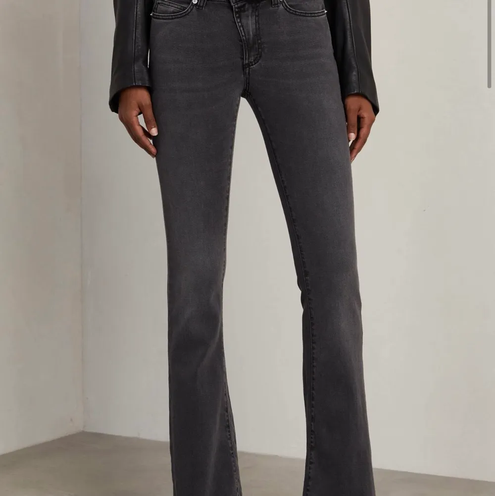 Snygga jeans från hunkydory! Midrise och bootcut, lite slitningar men inget som syns mycket. (Därav det billiga priset) nypris 1895❤️ 3dje bilden är från hemsidan . Jeans & Byxor.