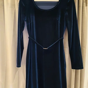 Snygg klänning från Ida Sjöstedt  - Klänningen är i blå sammet och sitter tight mot kroppen. Så snygg passform. Stl S