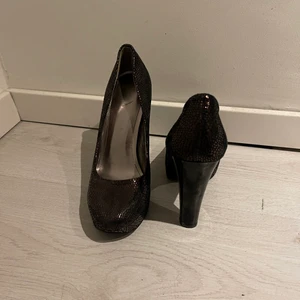 Calvin Klein klackskor  - Säljer dessa klackar från Calvin Klein . Fick dem i present från USA,fint skick på dem. Storlek: 38-39 Pris kan diskuteras. För mer information kontakta mig gärna😊