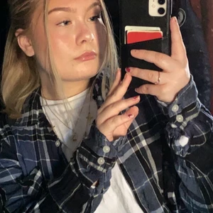 Flanell skjorta - Säljer denna flanellskjorta från bikbok!! Har använt den ganska många gånger men är fortfarande i väldigt bra skick☺️ Skriv privat för fler bilder