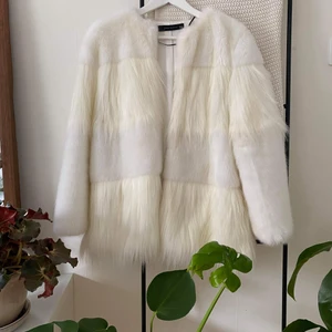 Vit pälsjacka från Zara - Inköpt förra säsongen, nyskick. Det finns både fickor och knappar, mycket varm så funkar hela vintern❄ Nypris är 1200kr, priset kan diskuteras. Kan skickas mot standardfrakt, 66kr🧡
