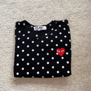 Comme des garçons play strl m  - Svart med vita prickar från play-kollektionen. I princip nyskick då jag inte använt den mycket alls. Strl m i dam men!!!!! Känns snarare mer som en xs/s!!! 🛍 nypris ca 1300kr, säljer för 300 eller bud (plus frakt)❤️