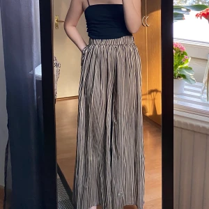 Tunna vida byxor  - Dessa coola byxor ser ut som en kjol men det är faktiskt en byxa. Säljer då jag aldrig använt dem. Jag är 157 cm lång. Köpta på Lindex. Frakt ingår ej i priset.