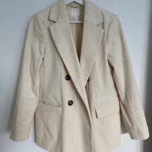 Beige kavaj - Superfin beige kavaj från H&M, använd en gång🤍🤍