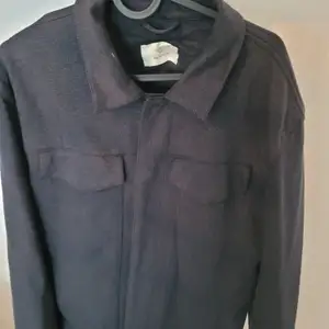 Mycket bra skick gant jacka användes 2 gånger ,  storlek , large  blå svart färg 