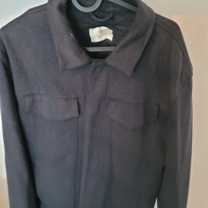 Gant vår jacka  - Mycket bra skick gant jacka användes 2 gånger ,  storlek , large  blå svart färg 