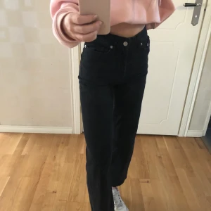Svarta raka jeans - Säljer ett par helt oanvända superfina svarta jeans för 179kr i storlek xs, passar även för S då dom andra jeans jag använder är i storlek S