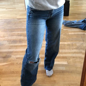 90’s full length jeans - Populära jeans från zara med hål på knät, de är klippta för mig och lägger sig över skorna snyggt! Passar mig som vanligtvis har 36☺️. Nästan helt oanvända❤️😇