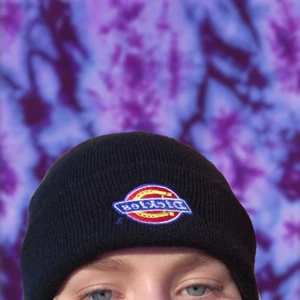 Dickies mössa - Superskön Dickies mössa i mycket bra skick!  Den är i strl onesize men jag skulle säga att den passar för alla. Kan mötas upp, annars står köparen för frakt💖💖💖