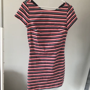 Zara jumpsuit  - Snygg jumpsuit från Zara. Perfekt till finare tillfällen eller om man vill ”klä upp sig”. Sitter jätte bra och är jätte skön! Har en öppen rygg och knapp där bak samt dragkedja på baksidan av shortsen.