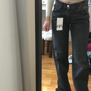 Zara 90s full length  - Helt nya och oanvända zara jeans som är slutsålda överallt 💕 Jeansen är i ”mid rise” i den gråa färgen ”rainfall black”. Säljer pågrund av för stora för mig. Hör av er för fler bilder och buda i kommentarerna! 💕💕  
