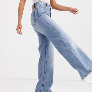 säljer dessa snygga jeans ifrån monki, eftersom jag köpte i fel storlek. Köpta för 400 kr men säljer för 200kr💜