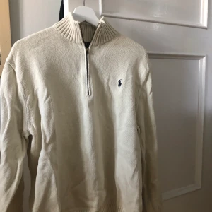 Ralph Lauren - Snygg stickad tröja från Ralph Lauren. Storlek XL så den sitter oversized på mig. I fint skick, men har inte kommit till användning på senaste💘 skriv för mer info