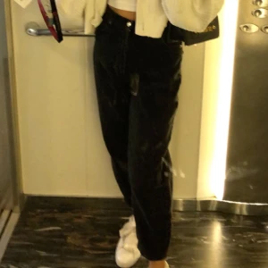 Mom jeans petit - Mom jeans från Zara, deras ”petit kollektion”. Knappt använda, inga defekter.