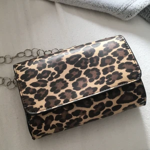 Leopard väska - Säljer denna leopard väskan. aldrig använt!🤎