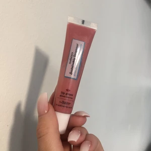 Läppglans - Oanvänt läppglans från the Balm, fick i en goodiebag men har redan massa så jag säljer istället! Ord pris 170kr säljer för 99kr + frakt 