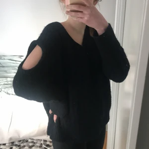 Zara oversized knit  - Mörkblå stickad oversized tröja, med hål-detaljer på armen. Storlek Small!  