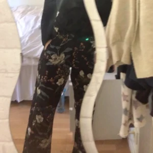 Utsvänga byxor!  - Super fina byxor knappt använda! Blom mönster. Resor i midjan. Skulle säga att dem inte är en jätte tydlig L! 