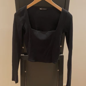 Ribbad Croptop Zara  - Ribbad topp från Zara, kort men har långa ärmar. Färg: Svart