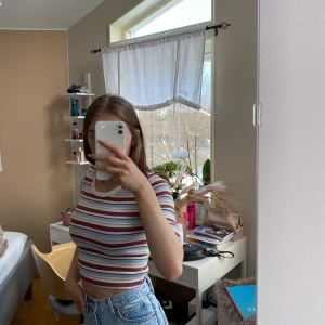 Randig topp - Säljer denna söta topp då den inte kommer till använding, den är i bra skick och använd ett fåtal ggr.