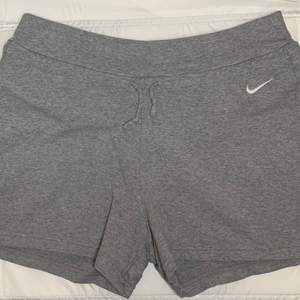 Supersnygga Nike-shorts att både träna eller slappa i. Storlek S men passar S-M-ev liten L. Köparen står för frakt! 🥰
