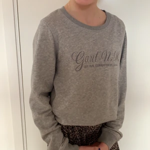 Gant sweatshirt  - Plagget har använts som en oversized sweatshirt, vilket innebär att den sitter lite större på modellen på bilden. Plagget har inte använts mer en 2 ggr och är i mycket bra kvalitet. 