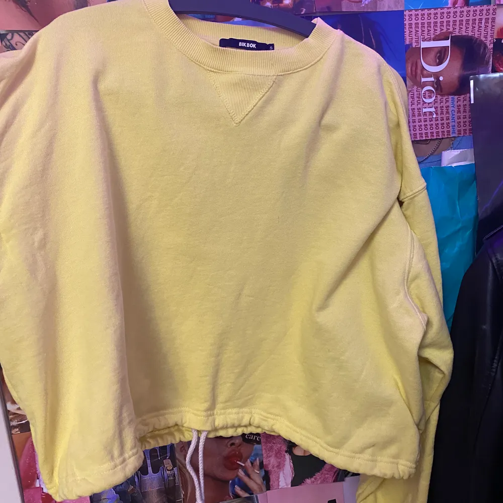 En jättefin gulfärgad swatshirt med snöre i slutet av tröjan som man kan ha löst eller spänna hur man vill. Feån bikbok⚡️⚡️💕💕. Tröjor & Koftor.