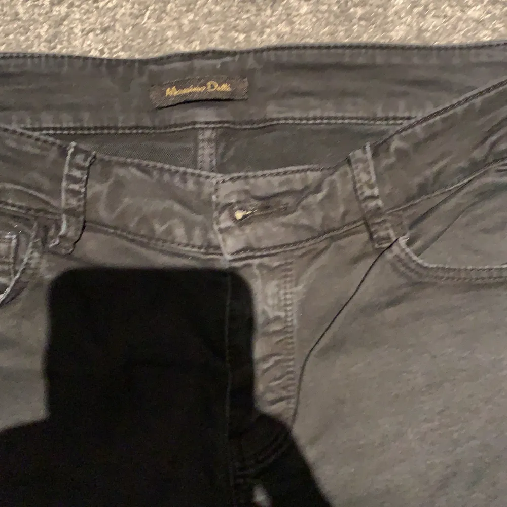 Svara Massimo dutti jeans, super sköna men har tyvörr blivit för små, storlek xs-32/34, jag är nu 36 och dem är försmå, men otroligt töjbara och sköna!! Köpta för 500kr på mallorca, säljer för 150kr. Jeans & Byxor.