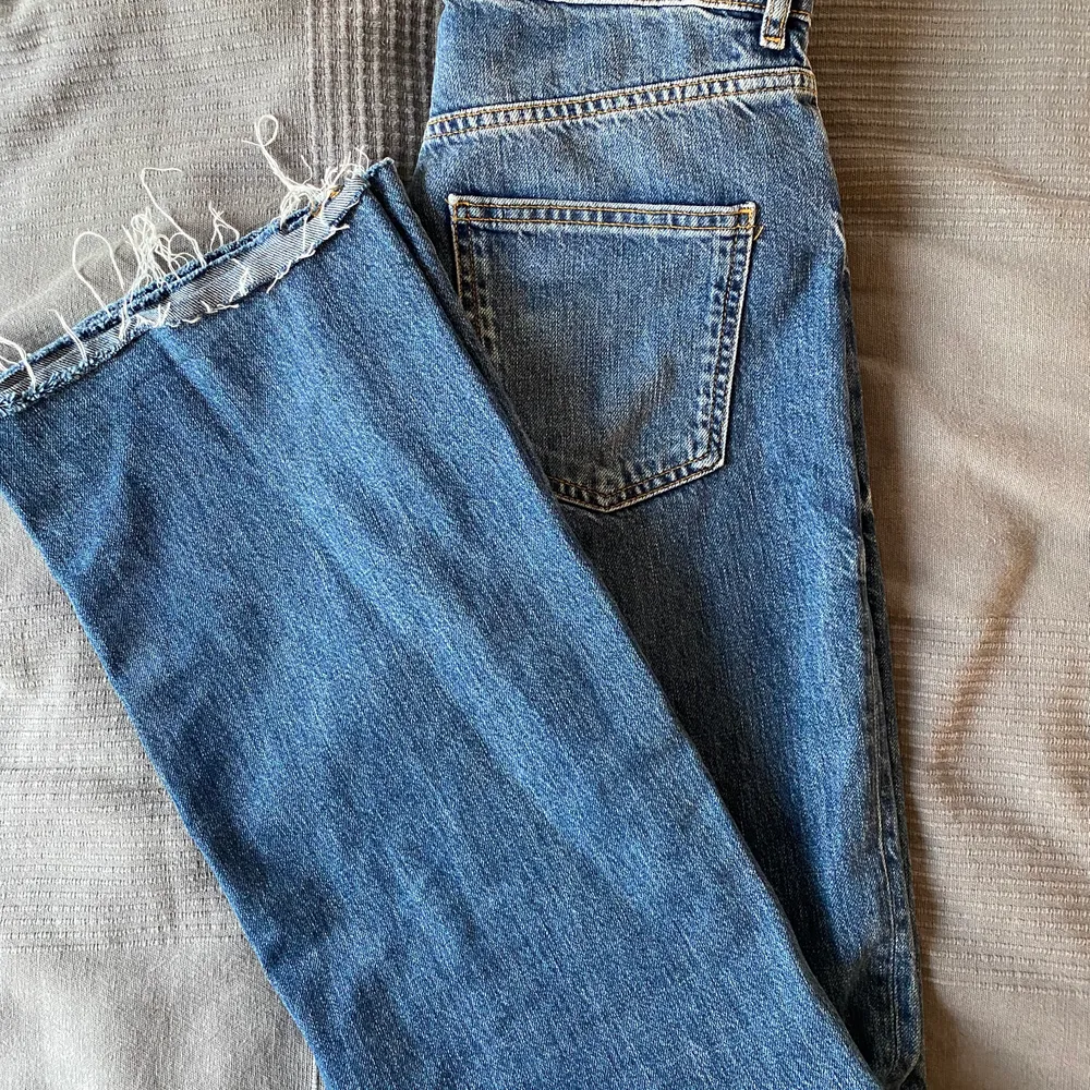 Säljer mina jeans från zara i storlek 38! Långa i benen och rak modell!!  Använda ett fåtal gånger :). Jeans & Byxor.