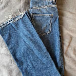Säljer mina jeans från zara i storlek 38! Långa i benen och rak modell!!  Använda ett fåtal gånger :)