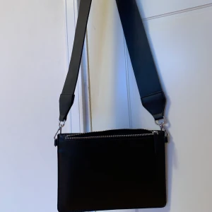 Carin Wester väska - Snygg svart väska från Carin Wester, använt en gång men säljer för den är för lång för korta mig (157cm). Kom privat för mer info 💘💘