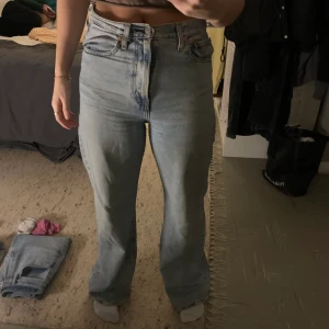 Blåa Levi's Jeans i strl 28.  - Jag är 169 cm lång och dem sitter bra i längden på mig! Dem är köpa för ca 4/5 månader sedan och är köpta för 1299kr 