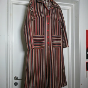 Vintageklänning - Så fin äldre klänning i toppskick! Rejält och mjukt material. Ingen storleksmärkning men motsvarar en L🌹