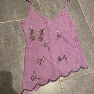 Unikt linne! - Gulligt linne med fjärilar på! Snedskuret som syns på första bilden. Möts på söder annars står köparen för frakt på 45kr! Jag har storlek s❤️ om fler är intresserade blir det budgivning! (Säljer byxorna i en annan annons). Buda i kommentarerna! Bud på minst 10kr! BUDGIVNINGEN AVSLUTAS IDAG 13/2 kl 12:00