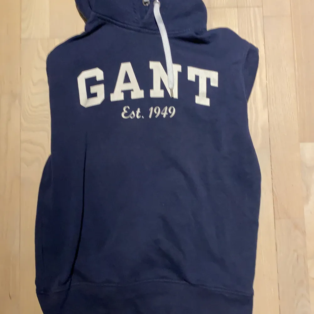 Gant hoodie storlek m ,cond 7/10 kom dm för mer info,färg mörkblå. Hoodies.