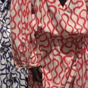 Vivienne westwood - SÖKER! Plagg eller tygstycke som liknar det på bilden från en av vivienne westwoods tidigare kollektioner❤️