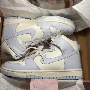 Nike dunk High football grey - nike dunk high football grey🛋  Oanvända  storlek 36    meetup Stockholm eller frakt (99kr) Mvh, Matteo :)