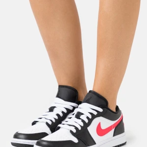 Nike air Jordan 1 low - Har flera par utav dessa snygga Jordan 1 lows!⚡️ Alla är helt nya och kommer i sin original låda. Kvitto finns på alla skorna. Just nu har jag storlek 38 inne, men kan nog lösa andra storlekar om du söker det.