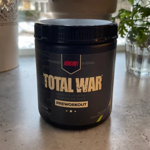 Total War Sour Gummy Bear Pre Workout - Pre workouten är från Redcon1. Det saknas mellan 3-4 skopor då jag och vänner har prövat den, så det finns ungefär 26 portioner kvar i förpackningen. 