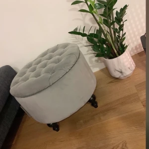 Pall från Mio  - pall från Mio som man kan förvara saker i. Bra skick 