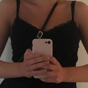 Svart linne med spets - fler bilder kommer - Linne i bomull med spets ovantill. Jättefint! Buda! Startpris 90kr!🖤