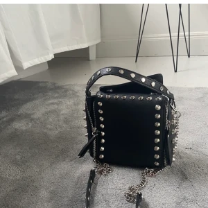 Zara väska - (Lånade bilder), säljer min zara väska som är så snygg o modern! Inga problem alls med den, hur fin som helst. Säljer för 199kr